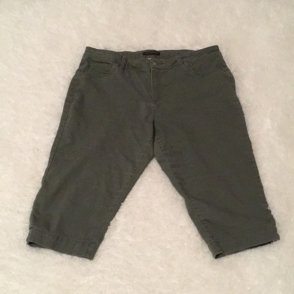 BRITISH KHAKI Military green denim capris 16 stretchy / comfy